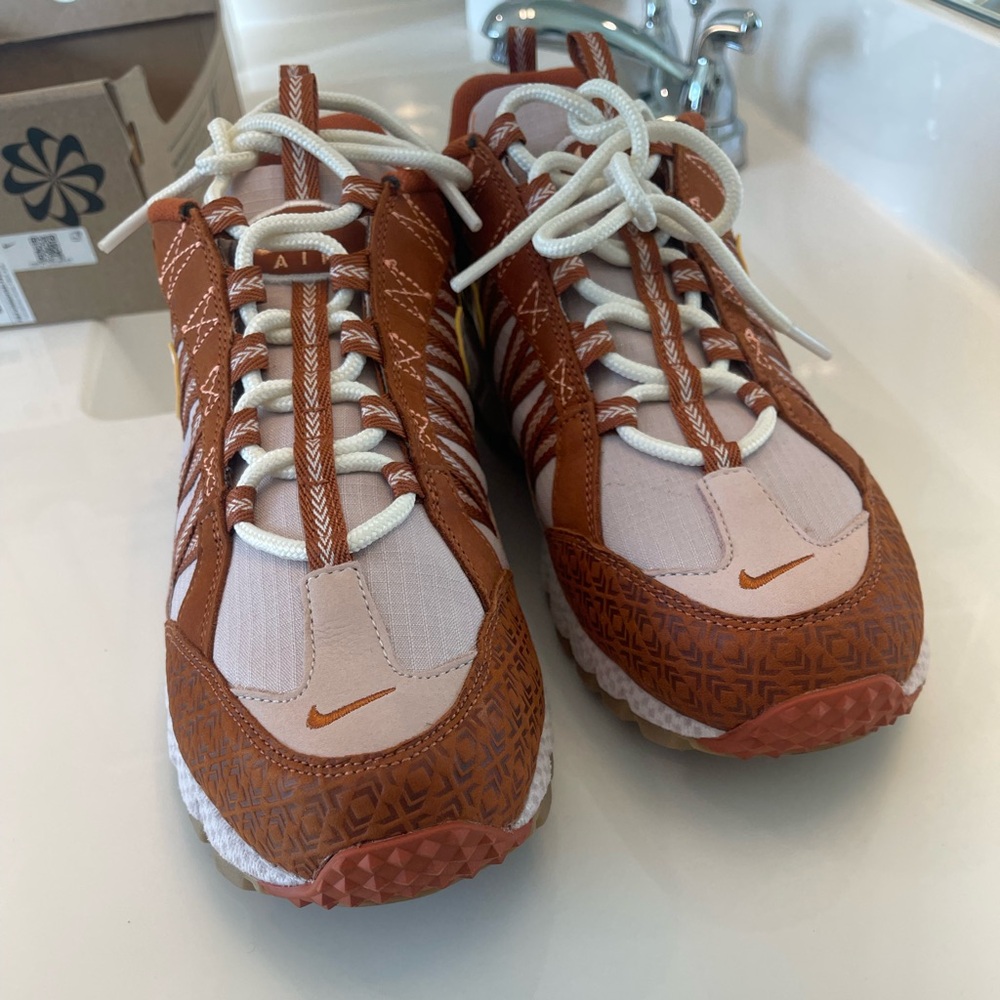 Brand new Nike air Humara sneaker. Size 10.5 for men. - Picture 2 of 2